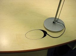 infinitydesign Schreibtisch S-Klasse Detail e-eyes kabeldurchfuerung von oben